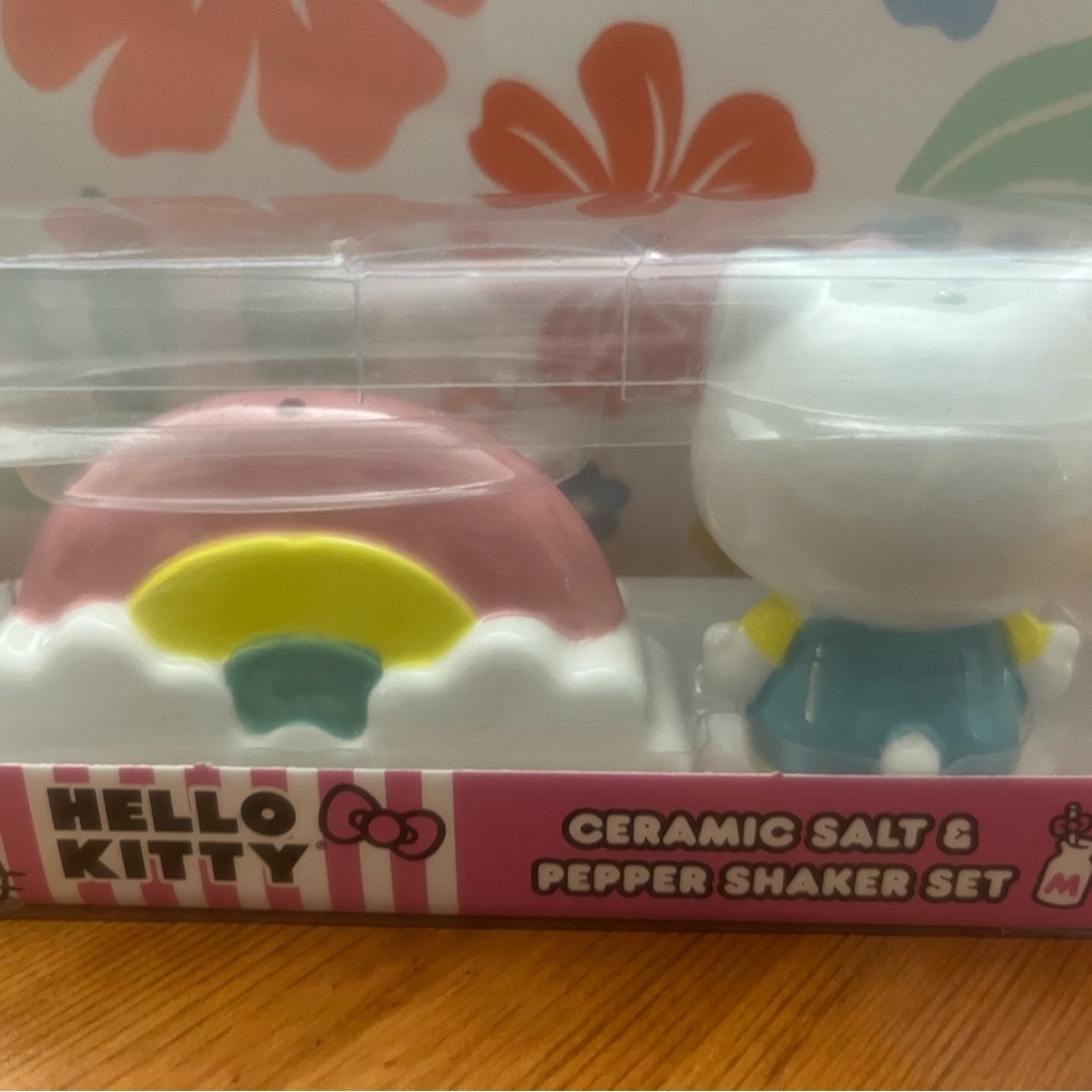 Hello Kitty Rainbow Ceramic Shaker Set - Picture 2 of 3